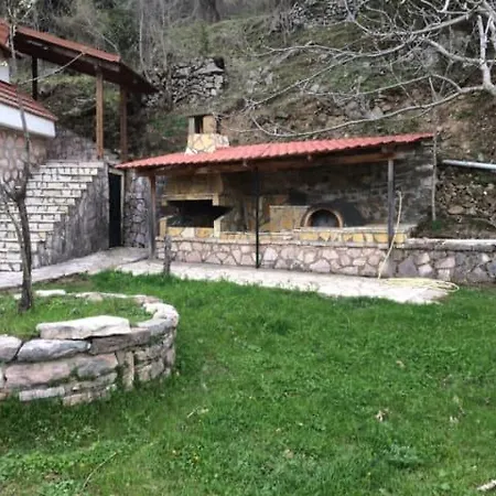 Деревянный коттедж Mikro Katafygio Stavli